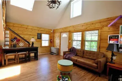 Image de Fully fenced Cabin with Hot Tub & Playground Walk to Lake and Town