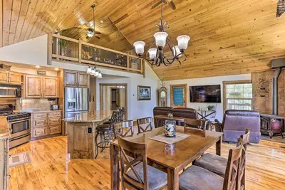Image de Updated Garden Valley Home w/ Fire Pit & Game Room