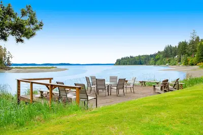 Image de Waterfront retreat with private beach, cookhouse, hot tub, Ev charger, & firepit