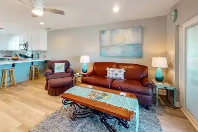 Image de Updated home across from beach with firepit, sunroom, & fast WiFi - snowbirds Ok
