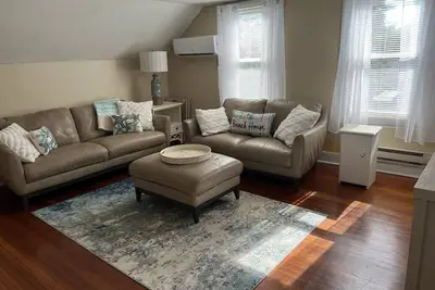 Image de Lovely Upstairs Apartment Beach getaway on Historic Main St. w/ Ac