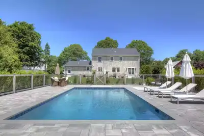 3 minutes to beach, 10 minutes to Downtown Newport, heated pool and central air