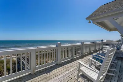 Image de Bee Holden - Enjoy the beautiful Atlantic ocean from the deck while relaxing on the porch swing