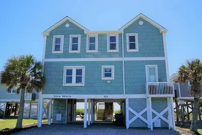 Image de Seaside Luxury at \"East Palm Beach\" Oceanfront Oasis with Elevator and Dual Living Spaces!