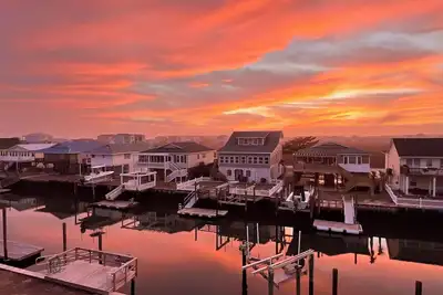Image de Come enjoy many \"Happy Ours\" at this charming home located on a deep water Holden Beach canal