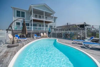 Image de Hobbs Realty - Oceanfront w/Private Pool, Two Living Areas, and Ev Charger
