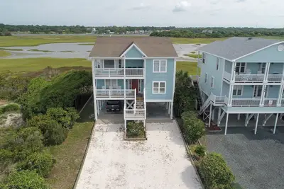 Image de Brain Waves - The tranquil marsh views and cottage charm will win you over in this 4 bedroom home