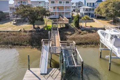 Image de Hobbs Realty - Located on the Intracostal Waterway with Private Boat Dock and Gas Grill