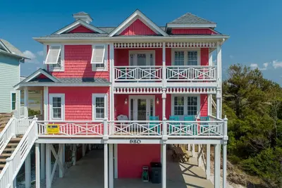 Image de Hobbs Realty - 'Mermaid Vibes\" is the perfect island getaway! Tons of coastal charm!