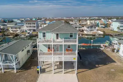 Image de Hobbs Realty - This charming 4 bedroom canal home \"Hook, Wine, and Sinker\" has it all!
