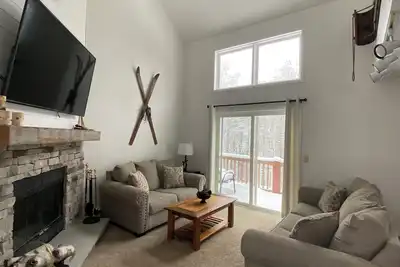 Image de Modern Retreat with Stunning Views and Pool Just Across the Street! Sleeps 8!