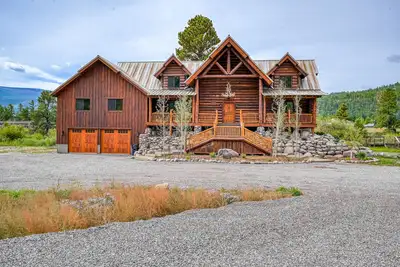 Image de Custom riverfront log home w/ hot tub, decks & fireplace