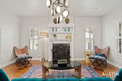 Image de Vibrant, Quirky Home w/ Hot Tub Near S Congress!