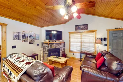 Image de Cozy one-level cabin with pool, grill, fireplace, WiFi, & covered deck