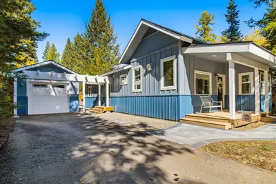 Image de New designer home - private hot tub, central Ac & fireplace - near skiing & pool
