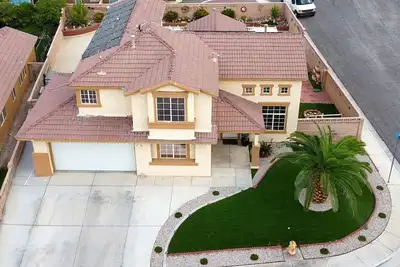 Image de Gorgeous home: king bed, private pool and spa, 85in Tv, dart game, Ev charger