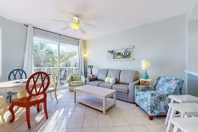 Image de Lovely waterfront condo with pool, hot tub, fitness area, & washer/dryer