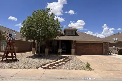 Image de Beautiful three bedroom home with a gym and huge Tv’s! Pet and smoke free home!