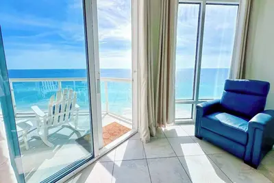 Image de Beachfront <Top Floor 2br> Outdoor Pools + Walking Distance