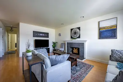 Image de Charming 3bdr\/2bth family home near Rivermark Plaza