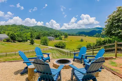 Image de Blue Ridge farmhouse with amazing mountain view, hot tub, firepit & decks