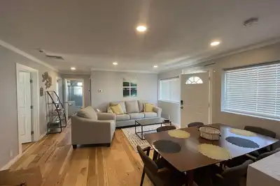 Image de Bright 3 bedroom, 2 bath home; game room w\/ arcade machines - basketball machine