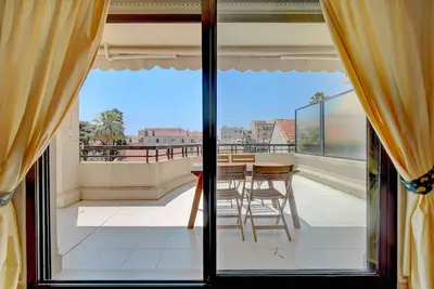 Image de 3 chambres Cannes Centre et terrasse sud