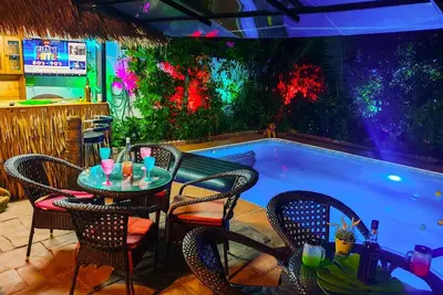 Deluxe Villa, 4 Bedrooms, Private Pool, Garden View, 10 Mins Lk Metro