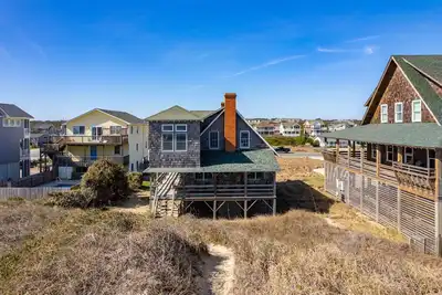 Image de Fourth Estate Cottage:Historic oceanfront, sandy path to the beach, comfy & cozy