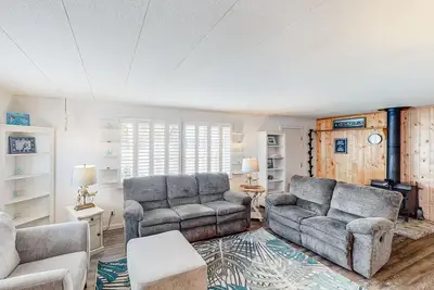 Image de Retro-chic retreat near the beach with a fenced yard & deck, & washer/dryer