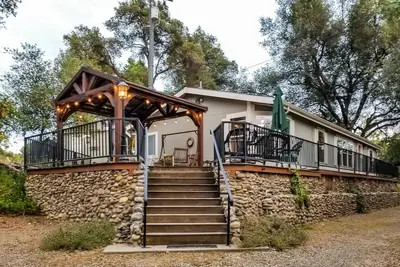 Image de Dog-friendly home  nearby lake with deck, central Ac, & washer/dryer