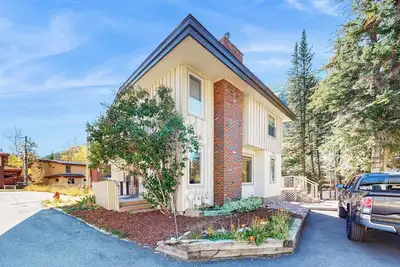 Image de Mountain-view condo with deck, fireplace & washer/dryer - walk to free shuttle