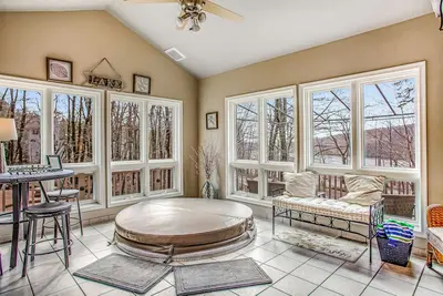 Image de Lake and mountain view home with private indoor hot tub & game room