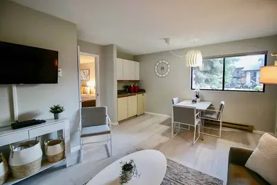Image de Well-appointed, mountain views, kitchenette, Ac, near water, hot tub available