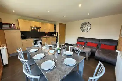 Image de Appartement rénové 3 étoiles, lumineux, balcon sud-ouest, au centre des Gets