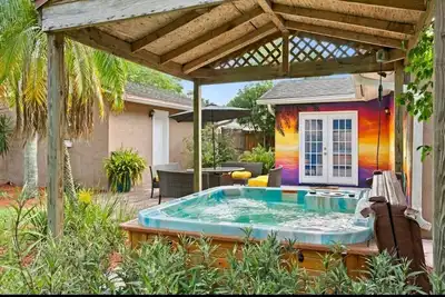 Image de The Sunshine Sanctuary with Hot Tub, Game Room and Fire Pit
