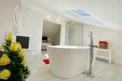Image de Penthouse with terrace by the sea and mountain views