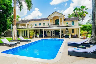 Image de Amberley House in St James by Personal Villas - Perfect Retreat for Relaxation