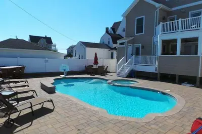 Image de Atl15 | Custom Luxury Home w/ Private Pool, across street from it all! by Shore Points Vacations