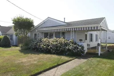 Image de Phil202 | South End 3br 1 bath ranch, with full driveway, garage, Pets!