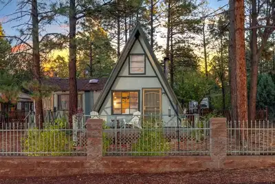 Image de A-Frame / 2 Br 1 Ba / Lakes / Fenced / Fireplace