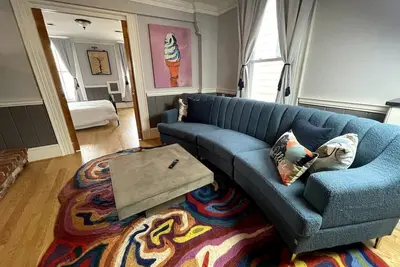 Image de Spacious Capitol Hill 2 Bedroom Apartment with Free Parking