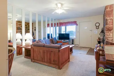 Image de Ski\/Mtb\/Golf Condo (#105) - Slope side | Walk out to ski slopes & mountain bike park!