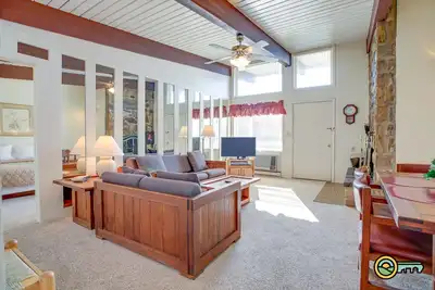 Image de Ski\/Mtb\/Golf Condo (#134) - Slope side | Mountain, Golf Course views | Vaulted ceilings!