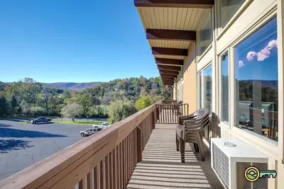 Image de Ski\/Mtb\/Golf Condo (#136) - Slope side | Mountain, Golf Course views | Vaulted ceilings!