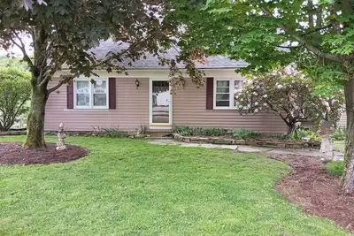 Image de Spacious, light, modernized home in beautiful nature setting close to 5 colleges