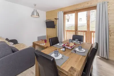 Image de 200m des commerces, 1er étage, piscine, balcon, parking, télévision, casier à ski, 40m², Vars