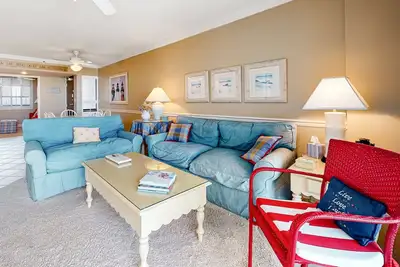 Image de Sea Colony beachfront condo with balcony, fast WiFi, pools, gym & central Ac