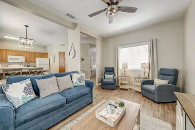 Image de Cute beach condo with pool, central Ac & washer/dryer - walk to the water
