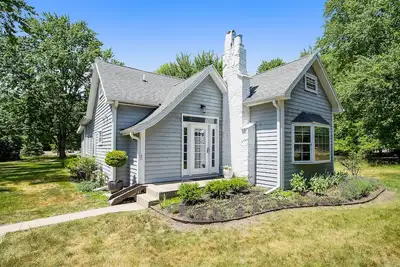 Image de Darling, updated home with lovely yard & firepit - steps to farmers market